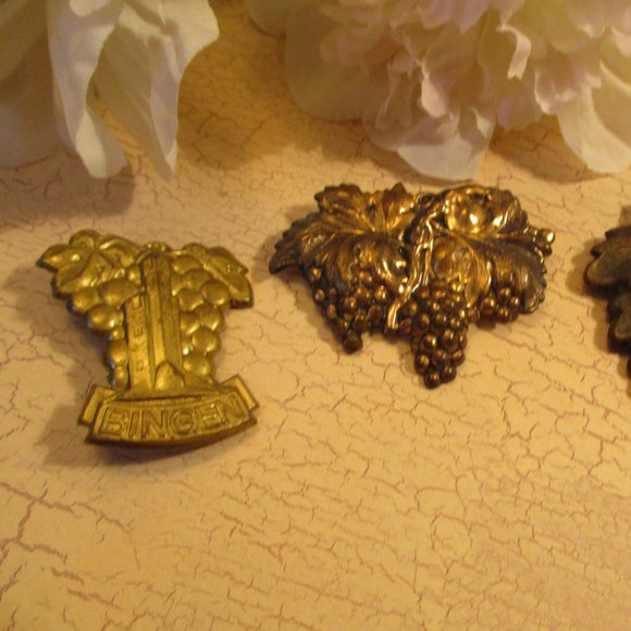 ART DECO Brass Repousse Grape Themed Brooch Lot~Vintage Gold Grape Brooches - Picture 3 of 13